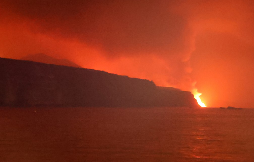 VEJA o momento em que a lava do vulcão chega ao oceano