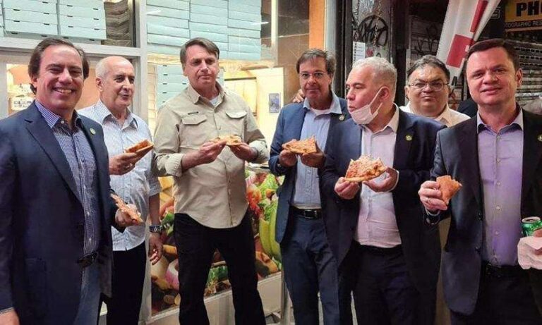 Nova York: Por não se vacinar, Bolsonaro come pizza em pé e na rua nos EUA