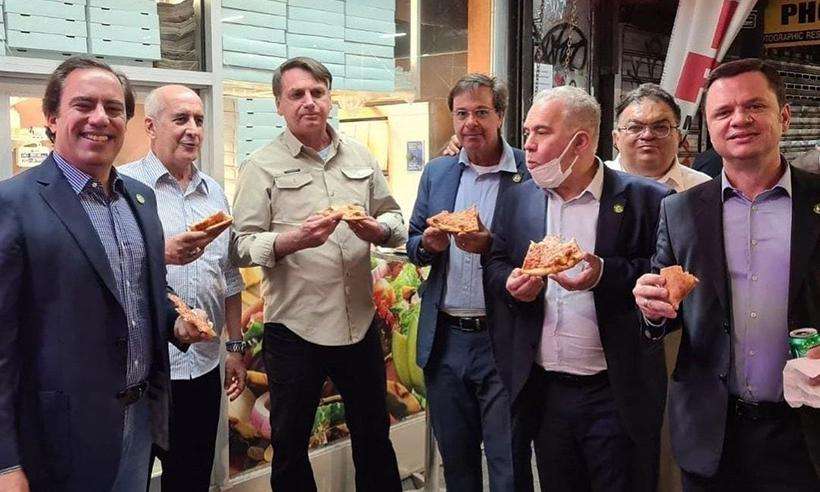 Nova York: Por não se vacinar, Bolsonaro come pizza em pé e na rua nos EUA