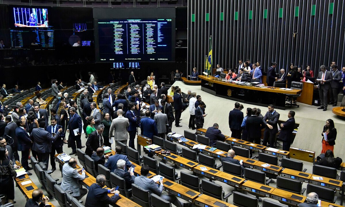 Governo: Congresso prepara “perdão” para irregularidades A Câmara dos Deputados prepara a votação de uma PEC