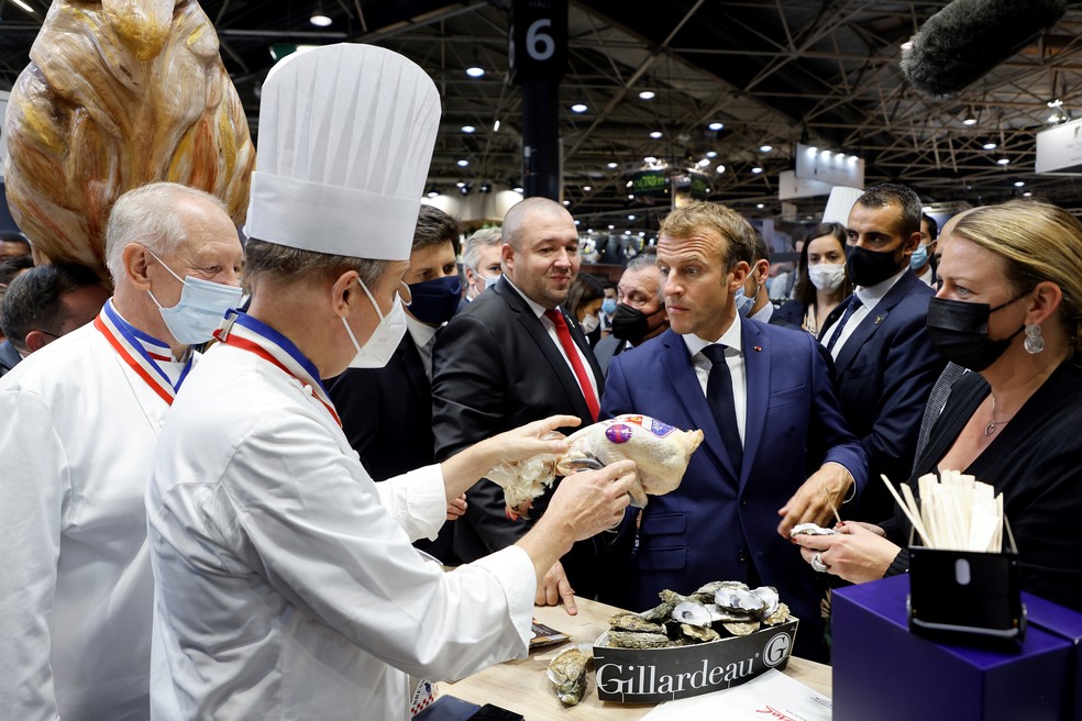 VÍDEO: Macron leva ovada em feira de gastronomia — e o ovo não quebra