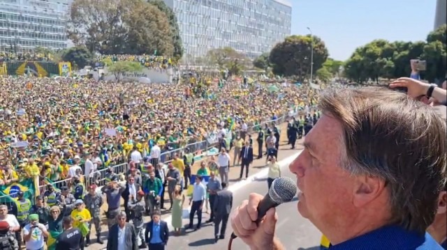 Bolsonaro faz ameaça golpista a STF e Fux em ato com milhares em Brasília