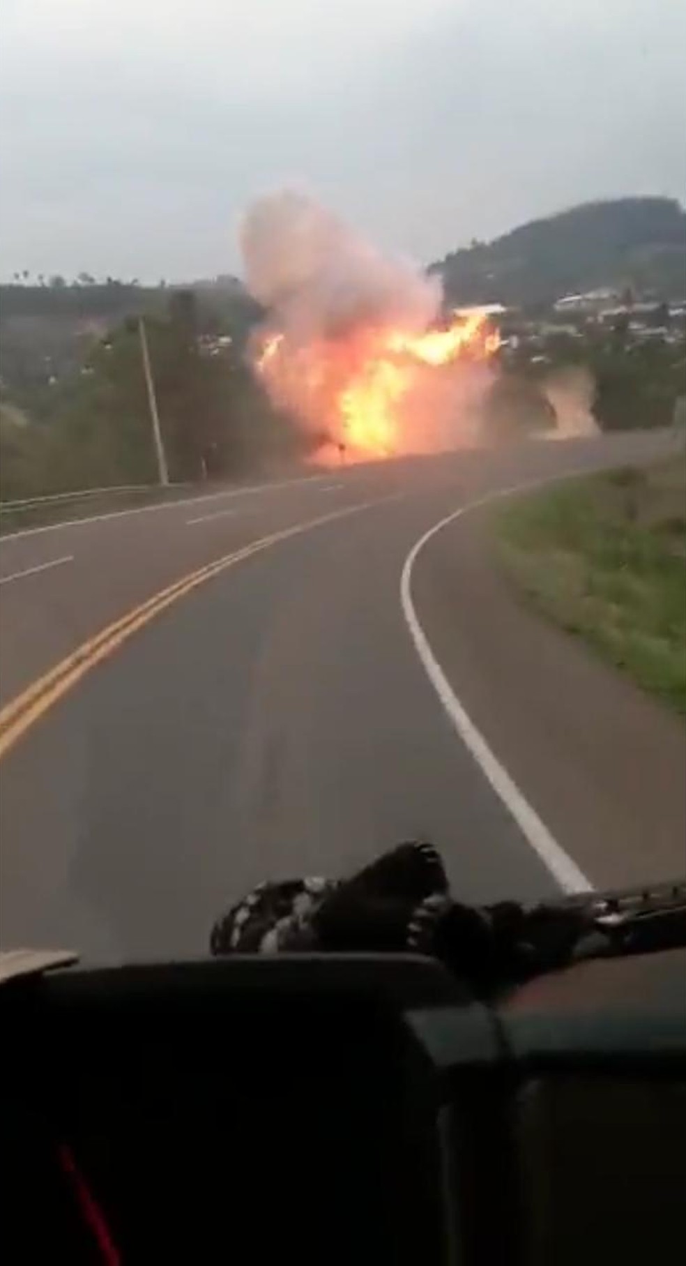 VÍDEO mostra momento que caminhão explode ao sair da pista em SC