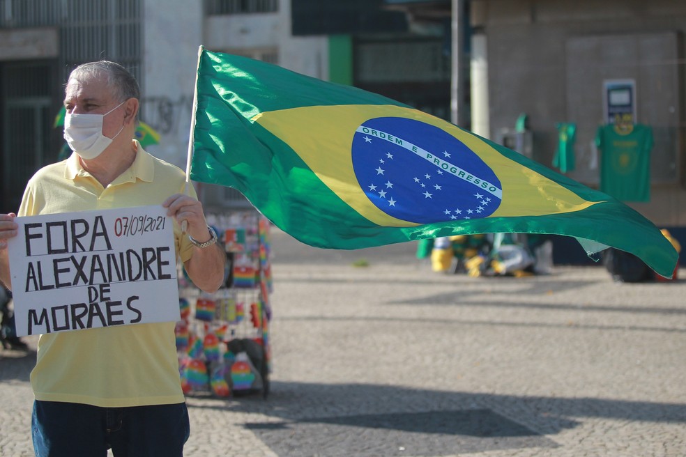 Apoiadores de Bolsonaro fazem atos com pautas antidemocráticas