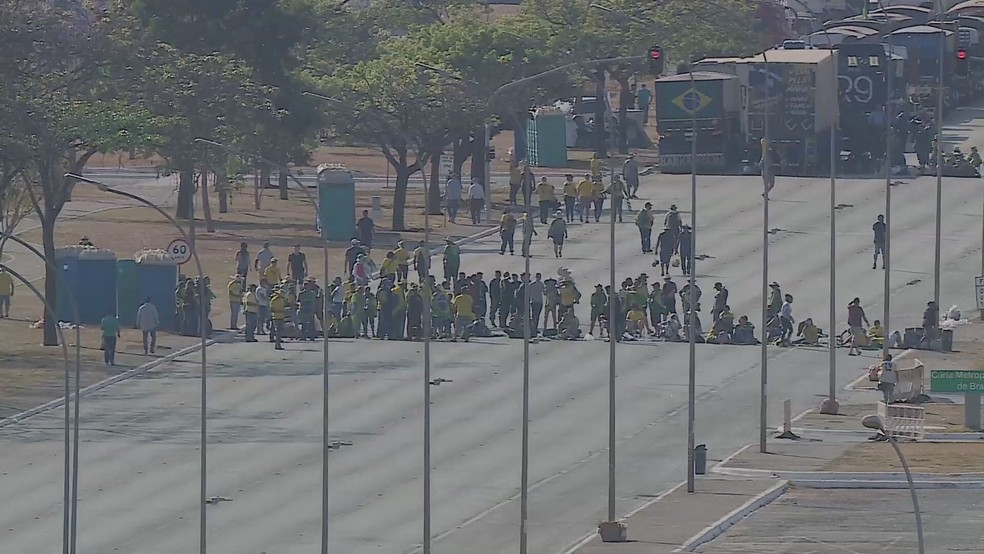 Bolsonaro faz apelo, mas caminhoneiros que apoiam o presidente mantêm protestos
