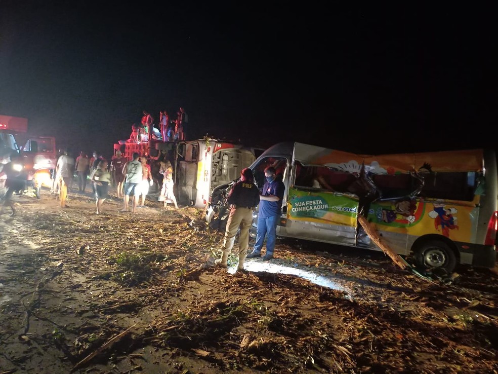 Acidente entre ônibus, van e caminhão deixa 12 mortos na Bahia