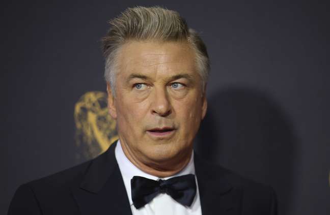 Alec Baldwin mata mulher acidentalmente em set de filmagem; entenda