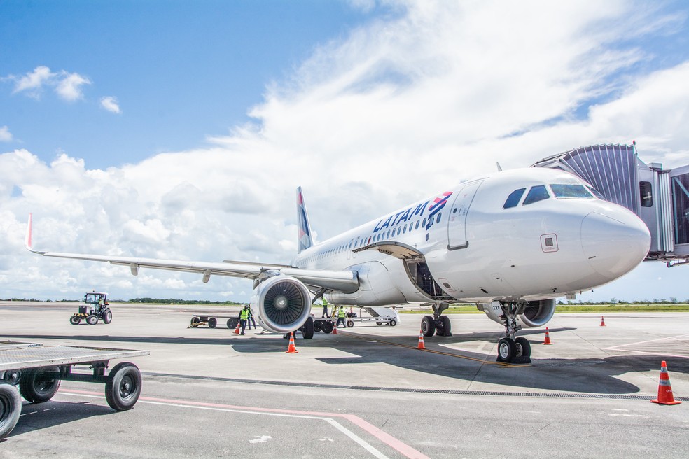 Piloto volta avião até terminal, e passageiro é expulso após negar usar máscara