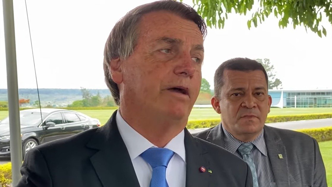 ‘Vem mais aumento de combustível aí’, anuncia Bolsonaro