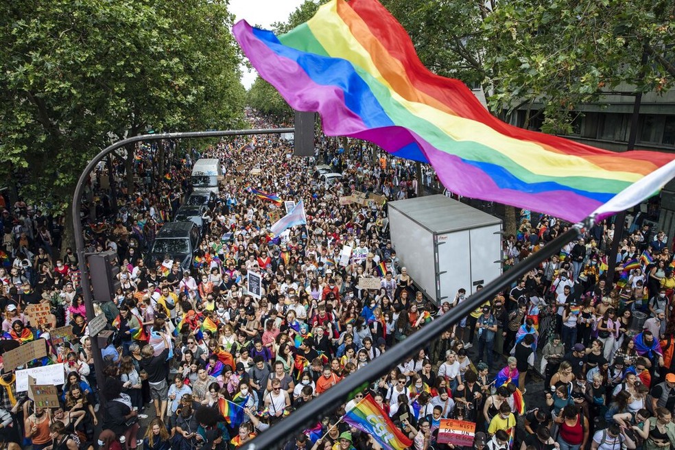 França: Deputados aprovam projeto que proíbe terapia da "cura gay"