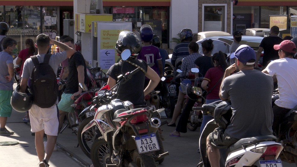 Brasileiros cruzam fronteira e fazem fila para abastecer na Argentina por R$ 3,10