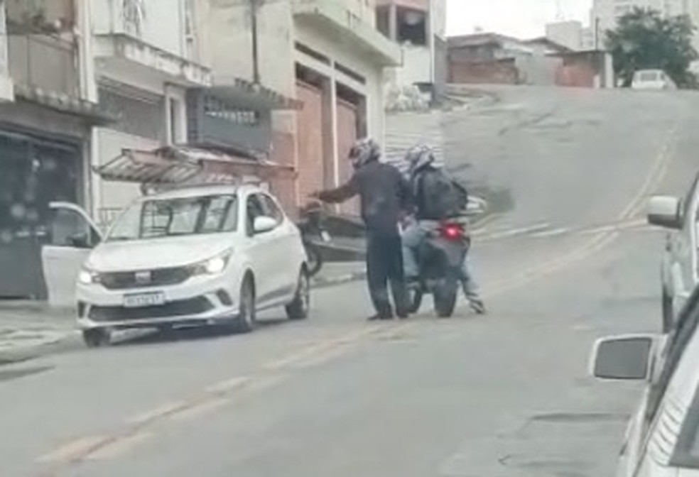 Motorista assaltado atropela dupla que fazia arrastão em moto; VÍDEO