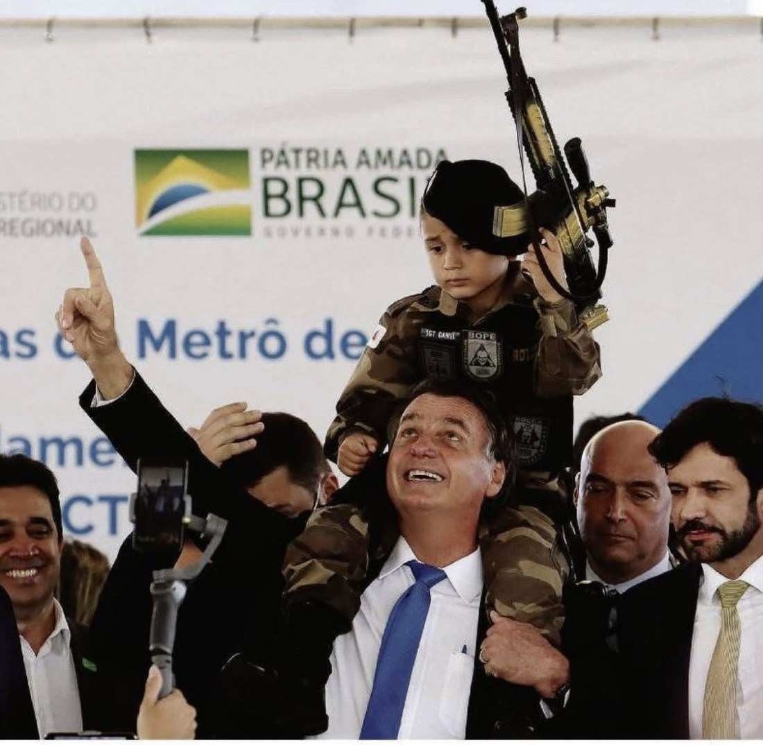 Exposição por Bolsonaro de criança com arma 'é retrocesso', diz membro da ONU