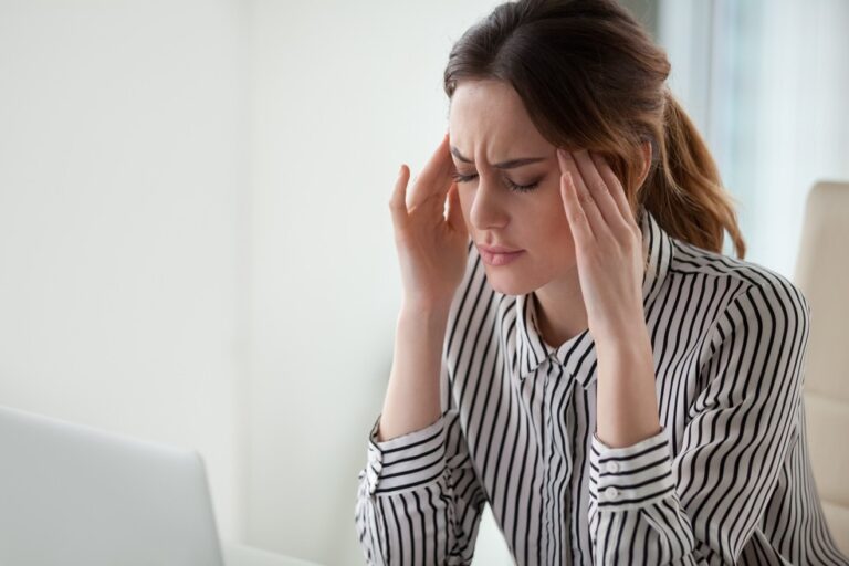 Entenda por que as mulheres têm mais dor de cabeça que os homens