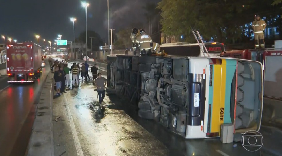 Ônibus com membros de escola de samba tomba e deixa 17 feridos no Rio