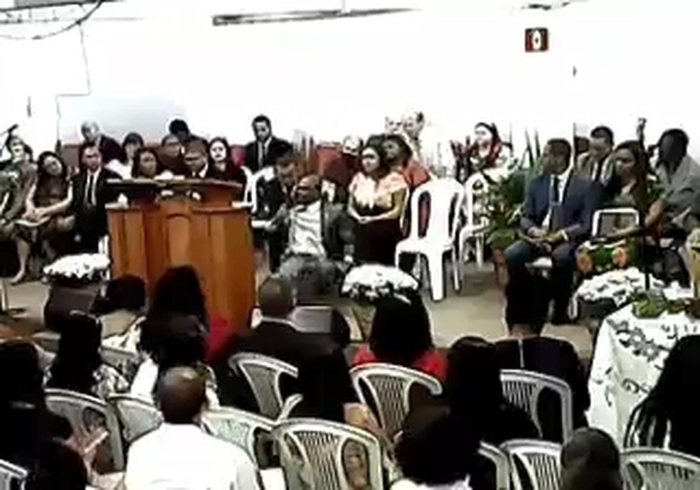 Pastor morre após ter AVC durante culto; vídeo registra queda