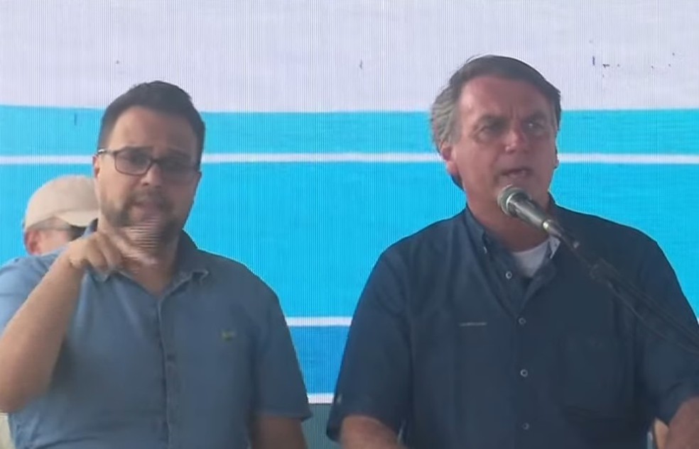 Bolsonaro promete auxílio a 750 mil caminhoneiros; entenda