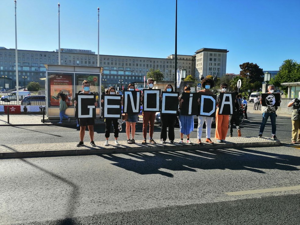 Brasileiros protestam em Lisboa enquanto Queiroga dá palestra