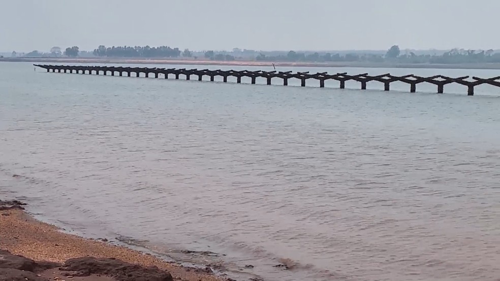 Rio seca e revela ruínas de cidade submersa desde a década de 70