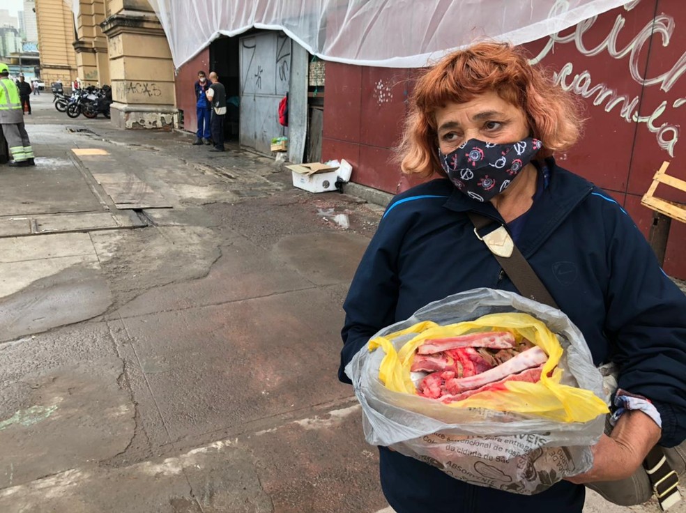 Retrato da fome: Famílias buscam ossos descartados em caçamba em SP