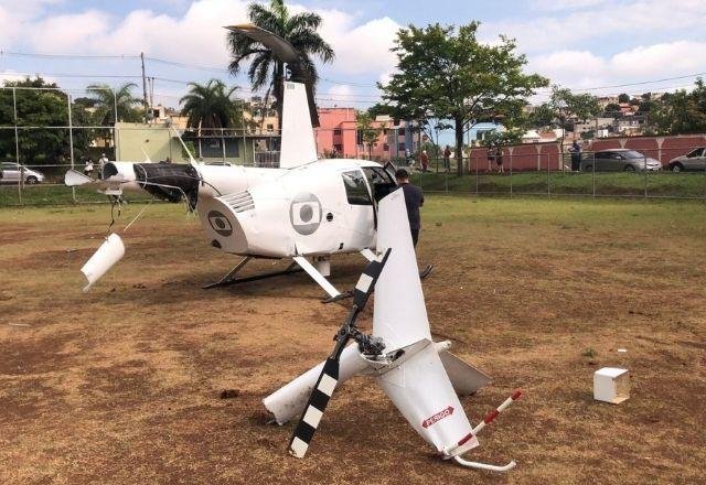 Vídeos: Helicóptero da TV Globo faz pouso de emergência; de joelhos, piloto agradece a Deus