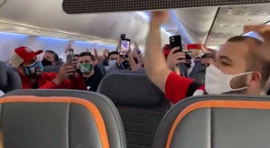 Vídeo: piloto pede para torcedores cantarem hino do Flamengo em avião