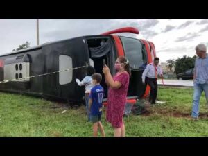 Ônibus que saiu do Piauí tomba e deixa 40 feridos na BR-020