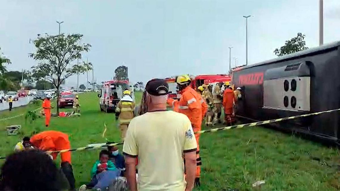 Ônibus que saiu do Piauí tomba e deixa 40 feridos na BR-020