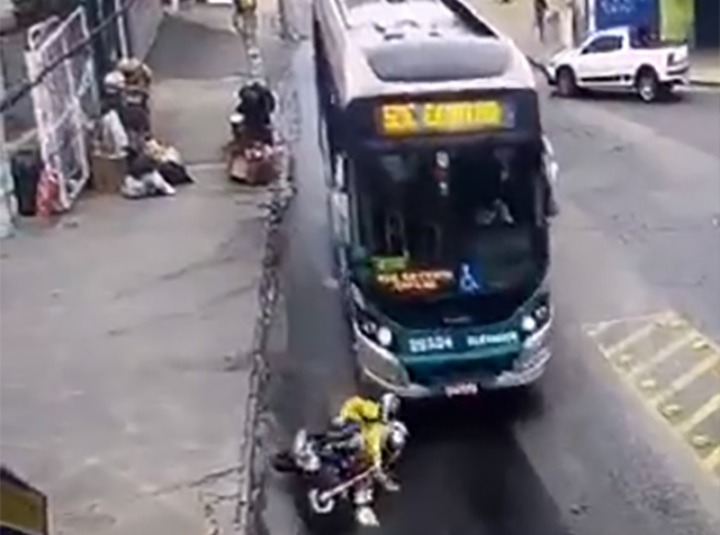 Vídeo: Motociclista perde controle ao passar por ônibus e cae em frente à roda. Garupa foi esmagado