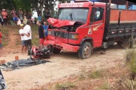 Adolescentes morrem na hora ao bater moto em caminhão – CENAS FORTES