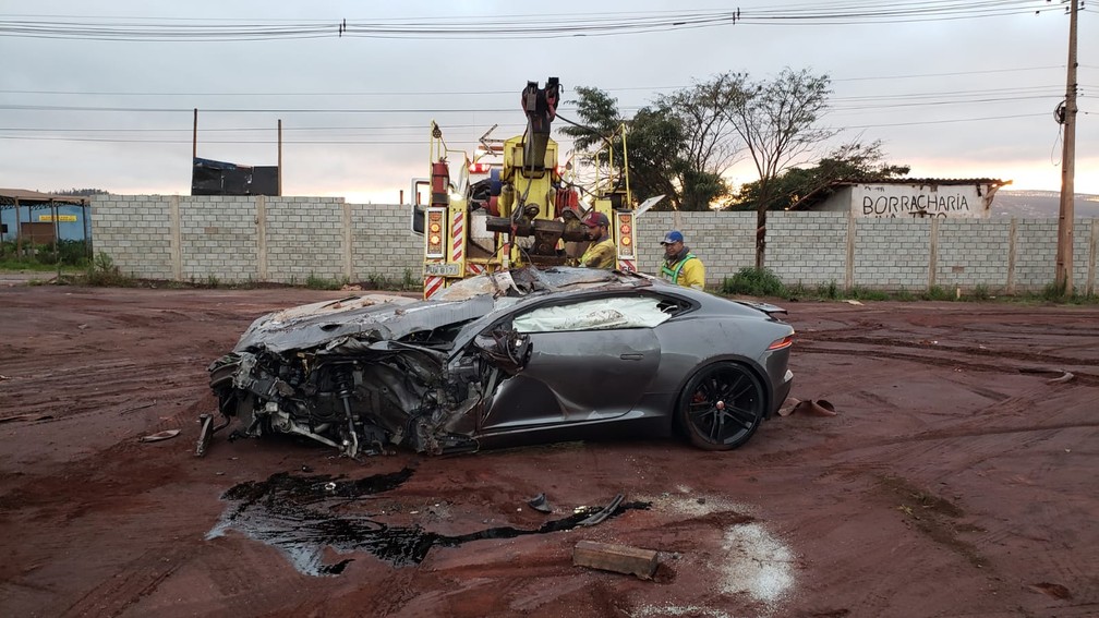 Acidente: Jaguar bate de frente com carreta; motorista sobrevive