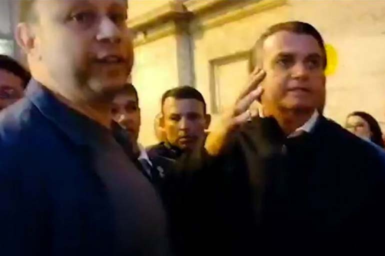Bolsonaro hostiliza repórteres em Roma, e segurança agride jornalistas