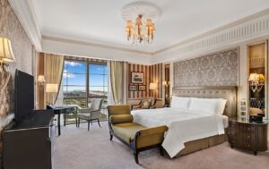 Hotel de Bolsonaro em Dubai tem diárias de até R$ 85 mil. Veja fotos