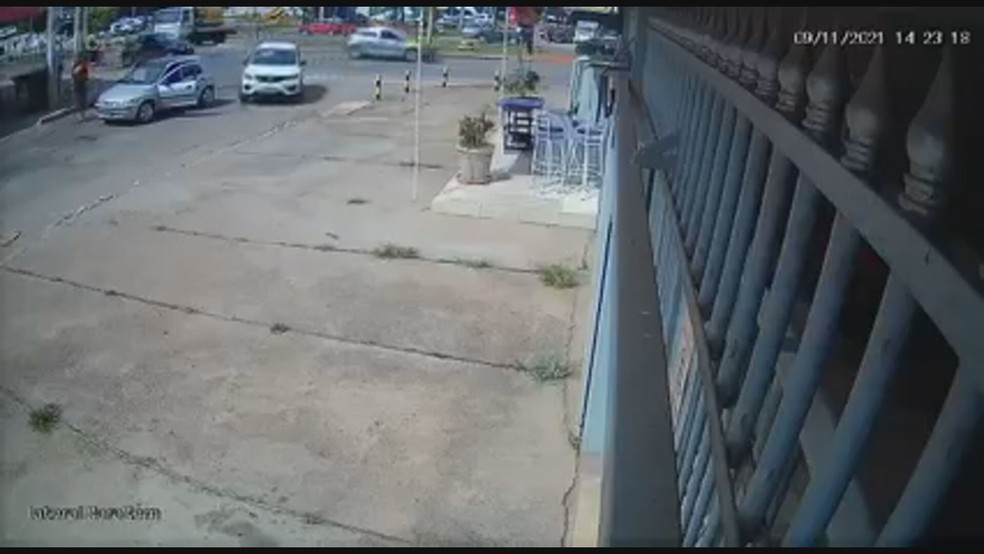 VÍDEO: motorista tenta atropelar 2 homens durante briga de trânsito no DF; veja oque aconteceu