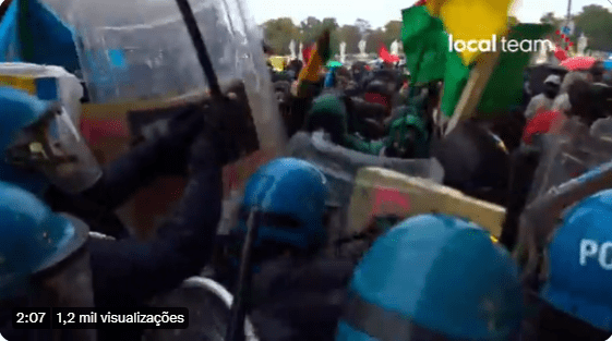 Vídeo: Polícia italiana dispersa protesto contra Bolsonaro