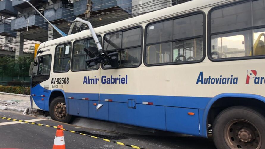 Motorista perde controle e ônibus atinge poste