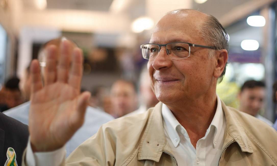 Alckmin oficializa saída do PSDB e é cotado como vice de Lula