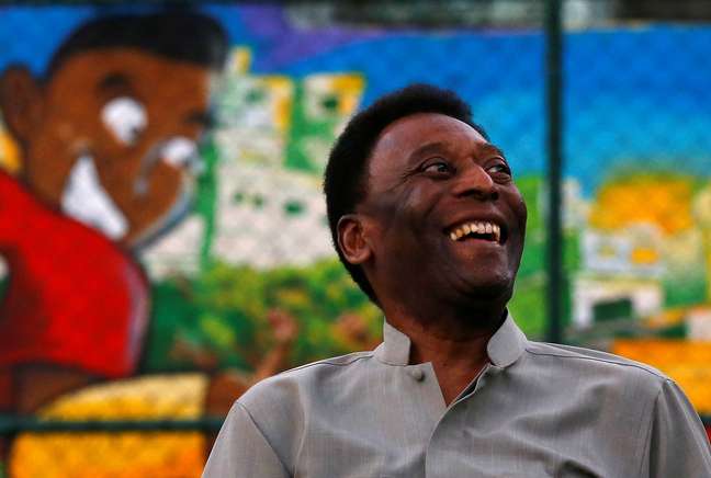 Pelé é internado para realização de exames em São Paulo