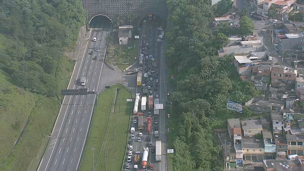 Acidente entre 3 carretas e 2 caminhões deixa um morto no Rodoanel