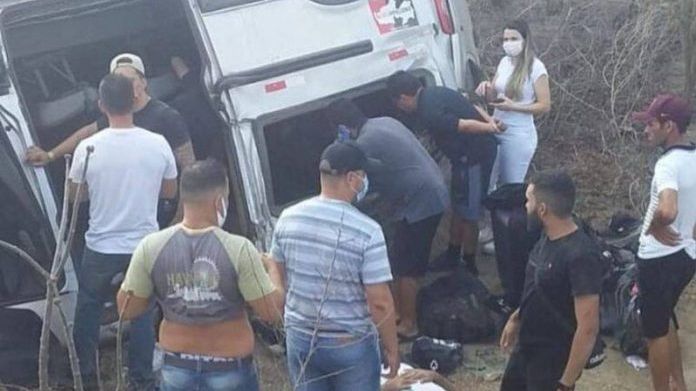 Veículo com equipe do cantor Gusttavo Lima capota após show