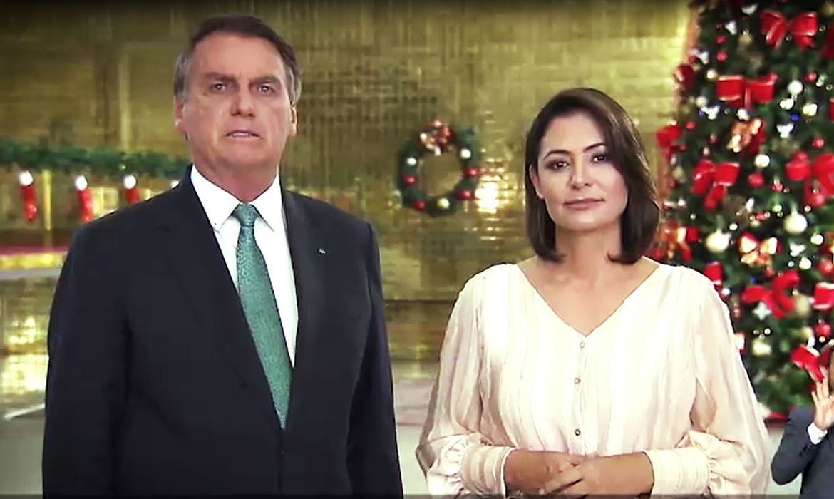 Ao lado de Michelle, Bolsonaro faz pronunciamento de Natal em rede nacional de TV