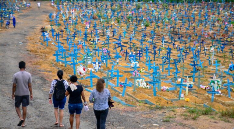 Número de casos de covid em 24h é o mais alto em dois meses