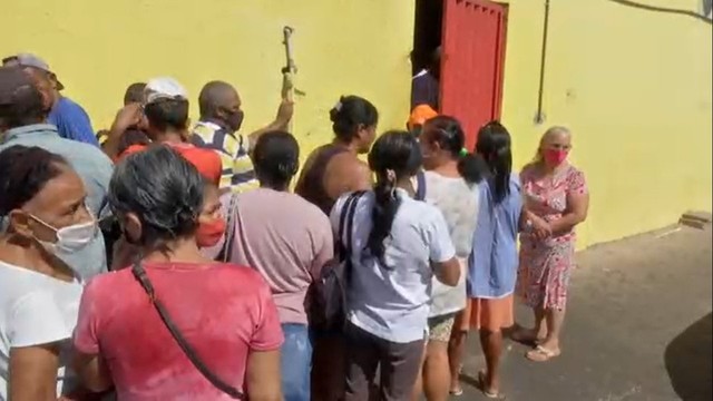 Moradores dormem na 'fila de ossinhos' para garantir cesta básica em Cuiabá