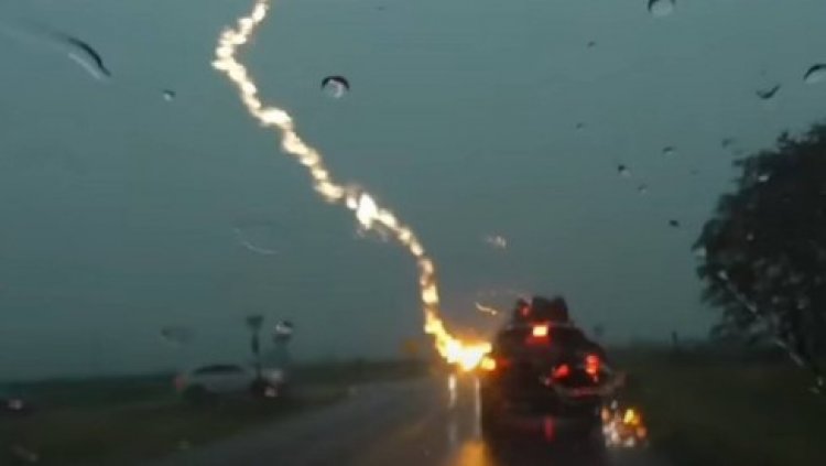 Câmera flagra momento em que carro com três crianças é atingido por raio