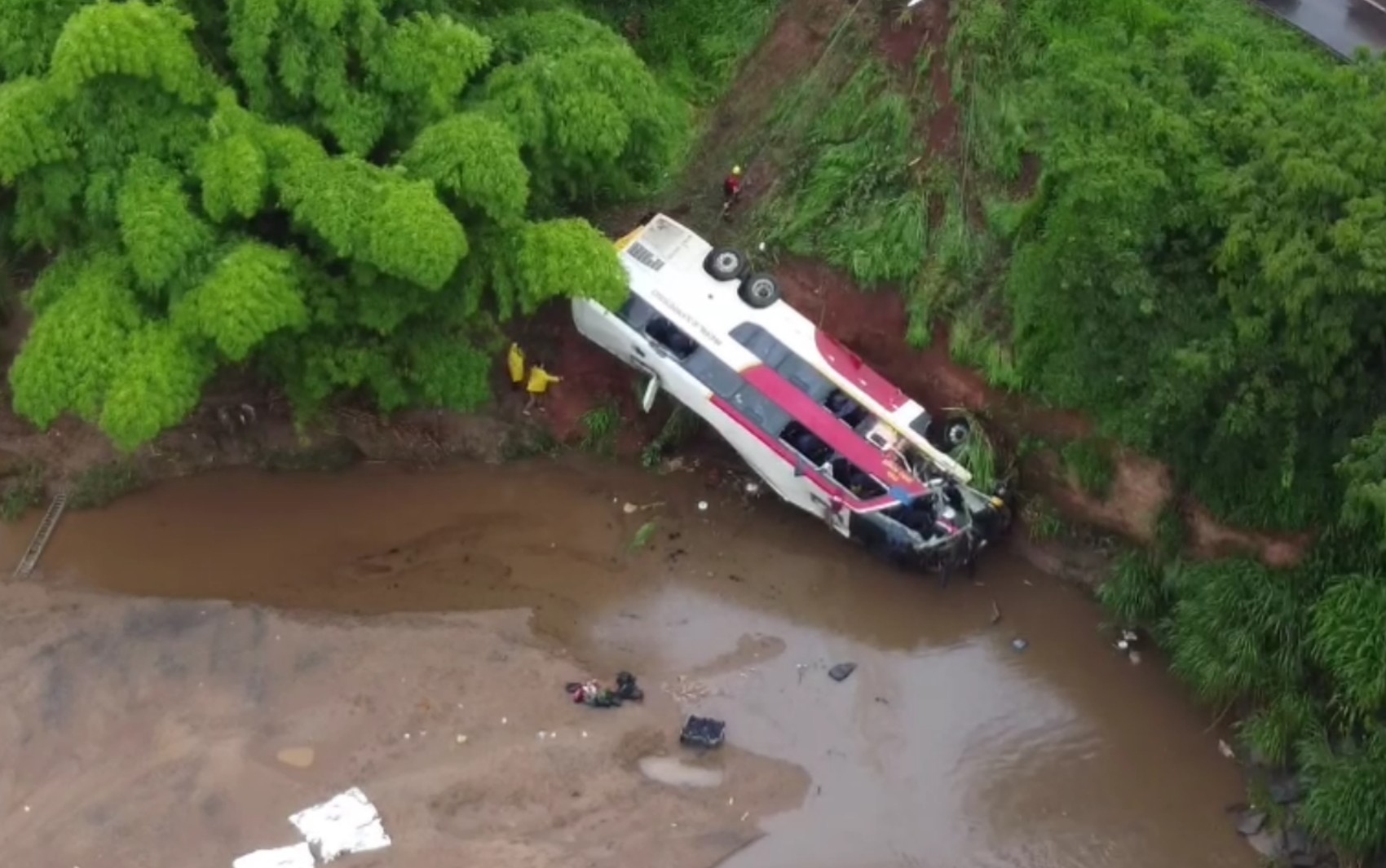 3 homens e 2 mulheres morrem após ônibus cair em ribanceira