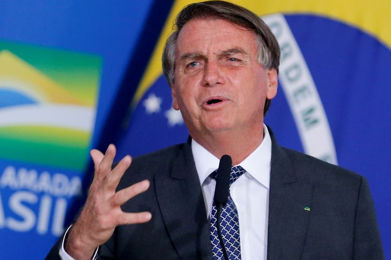 Em discurso, Bolsonaro ataca STF e exalta ditadura militar