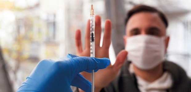 Ômicron afeta vacinados de forma diferente e torna casos menos graves