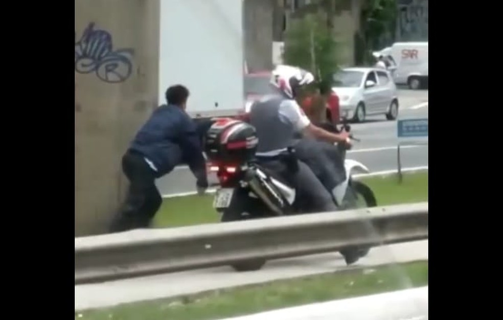 Homem é algemado a moto de policial em movimento em SP