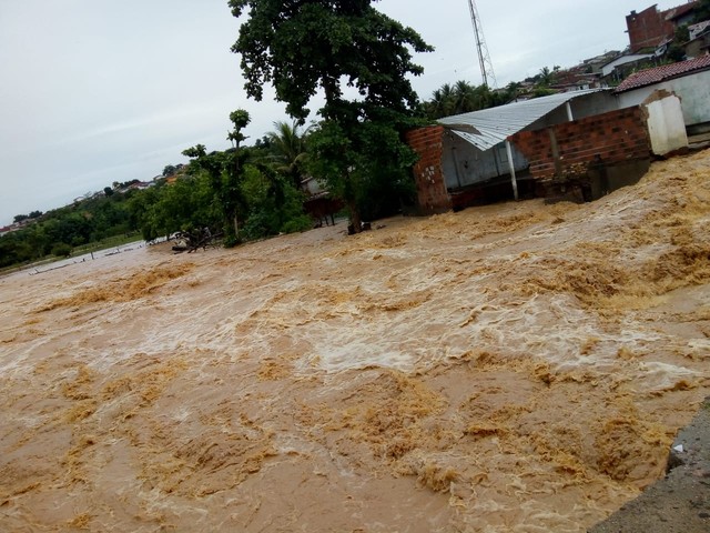 Sobe para 14 o número de mortos por causa da chuva na Bahia