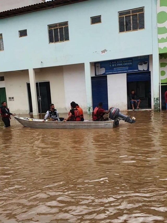 Chuva deixa 6 mortos e obriga 14 mil a sair de casa em MG